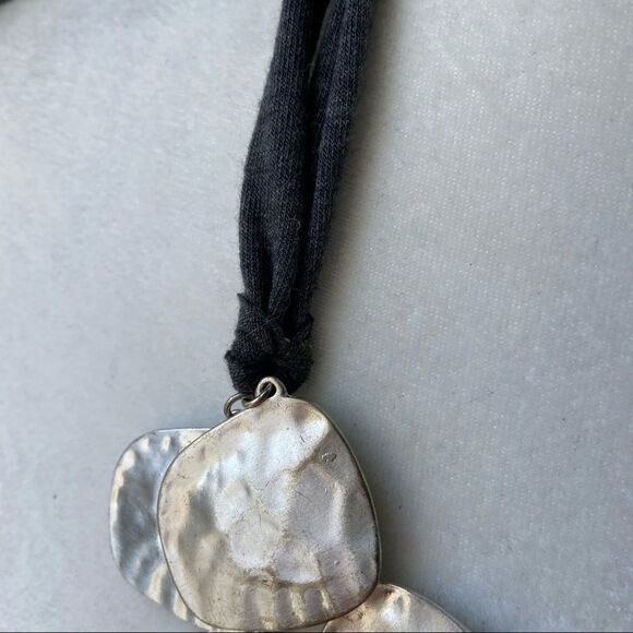 Hammered silver tone metal and fabric tie necklace - Picture 9 of 13